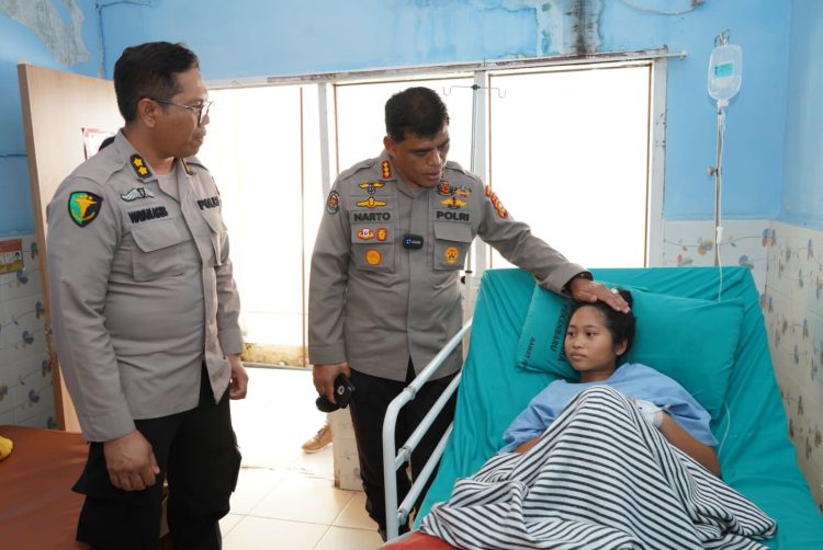 Tim dari Bidang Kedokteran dan Kesehatan (Biddokes) Polda Riau, melakukan tindakan operasi kaki patah terhadap remaja perempuan bernama Mita