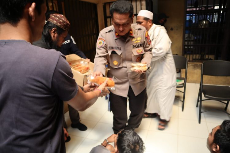Wakapolres Labuhanbatu membawa oleh oleh berupa roti untuk dibagikan kepada para tahanan