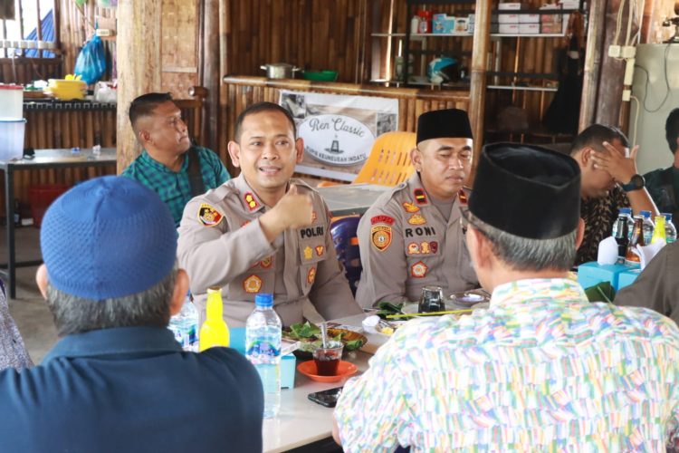 Kapolres Lhokeumawe AKBP Henki Ismanto, S.I.K kembali bersilaturrami dengan sejumlah tokoh masyarakat dalam program Jum'at Curhat