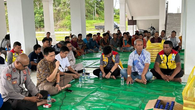 Personel Ditsamapta Polda Kaltim laksanakan Doa bersama, Tasyakuran dan silaturahmi bersama Pekerja di Kawasan Proyek Jembatan Pulau Balang sembari melaksanakan tugas patroli dan pengamanan