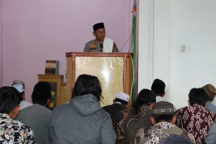 Kapolres Dairi memberikan pesan Kamtibmas ke para jemaah Mesjid Al Mukminink