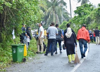 Pj Wali Kota Sabang, saat ikut serta dalam gotong royong bersama seluruh ASN dilingkungan Pemko Sabang