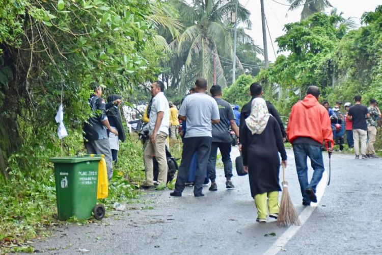 Pj Wali Kota Sabang, saat ikut serta dalam gotong royong bersama seluruh ASN dilingkungan Pemko Sabang