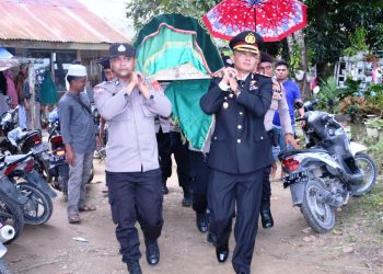 Kapolres Aceh Timur turut menggotong jenazah Almarhum Aiptu Irvan dari rumah duka menuju TPU dengan berjalan kaki