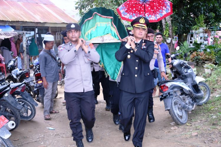 Kapolres Aceh Timur turut menggotong jenazah Almarhum Aiptu Irvan dari rumah duka menuju TPU dengan berjalan kaki