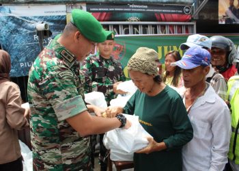 Dandim dan anggota Kodim 0402/OKI bagikan ratusan Nasi Kotak kepada masyarakat pengguna sepeda motor, tukang becak dan tukang ojek yang berada di Pasar Kijang Awal