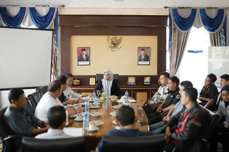 Penjabat (Pj) Bupati setempat, Fitriany Farhas AP. S.Sos.,M.Si memanggil 4 Pimpinan SPBU yang beroperasi