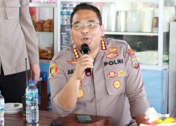 Kapolresta Manado Kombes Pol Julianto dampingi Kapolda Sulut Irjen Pol Drs.Setyo Budiyanto, SH, MH melakukan kegiatan Manado Bacirita