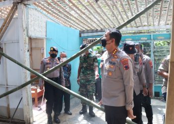 Jajaran Polreata Banyumas Polda Jawa Tengah melaksanakan kegiatan kerja bakti Bedah Rumah milik Bu Kartisem warga RT 06/03 Desa Karanggude Kulon
