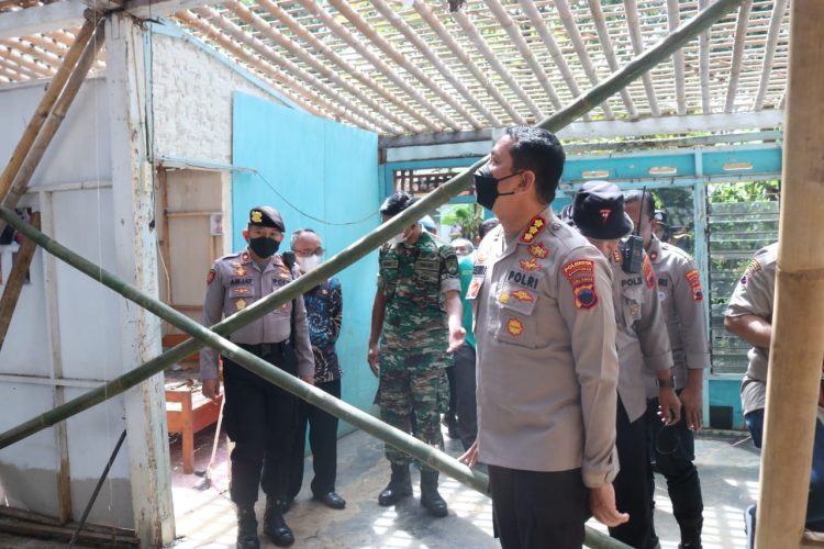 Jajaran Polreata Banyumas Polda Jawa Tengah melaksanakan kegiatan kerja bakti Bedah Rumah milik Bu Kartisem warga RT 06/03 Desa Karanggude Kulon