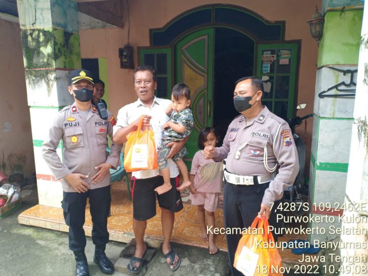 Polsek Purwokerto Selatan menggelar kegiatan Jum'at Berkah Peduli Balita berupa pemberian bansos paket makanan tambahan kepada balita berisiko stunting