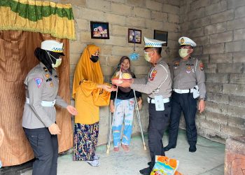 Kasat Lantas Polres Bangka Barat IPTU M.Hardi Memberikan bantuan kepada korban laka lantas dalam rangka World Day od Remembrance for Road Traffic Victims
