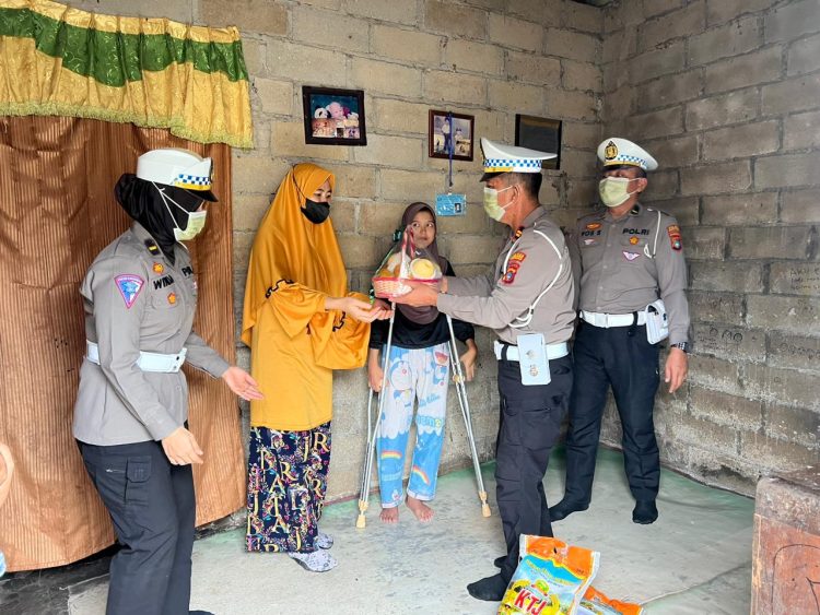 Kasat Lantas Polres Bangka Barat IPTU M.Hardi Memberikan bantuan kepada korban laka lantas dalam rangka World Day od Remembrance for Road Traffic Victims