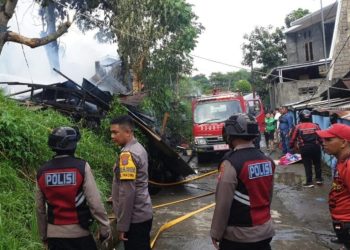 Personil Polresta Manado dibantu Pemadam Kebakaran kota Manado serta warga sekitar dengan sigap untuk memberikan bantuan memadamkan api