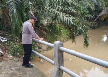 Personel Polsek Nisam memantau sejumlah gampong pasca banjir di Kecamatan Nisam