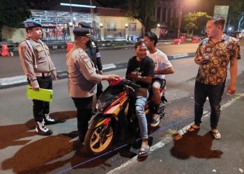 Petugas patroli Polresta Manado melalui KRYD (Kegiatan Rutin Yang Ditingkatkan) dengan sambangi Warga yang sedang berkendara