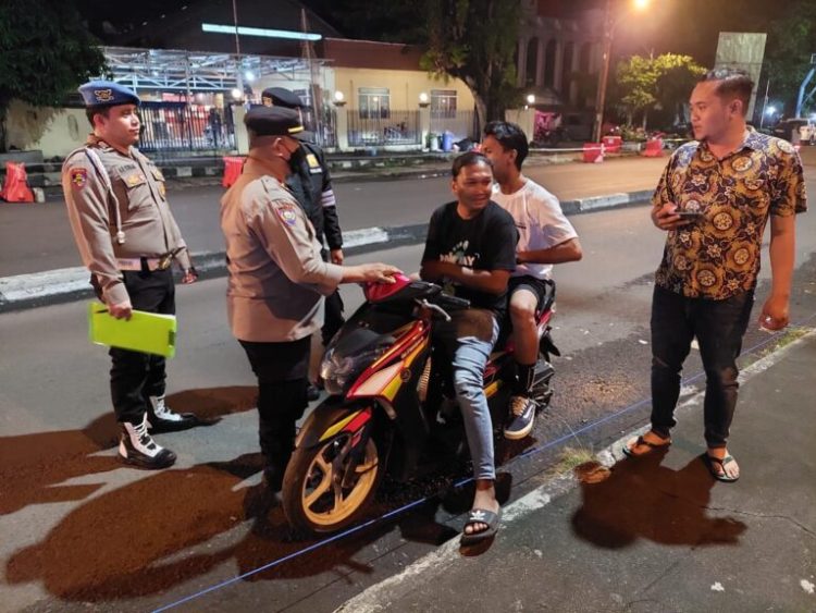 Petugas patroli Polresta Manado melalui KRYD (Kegiatan Rutin Yang Ditingkatkan) dengan sambangi Warga yang sedang berkendara