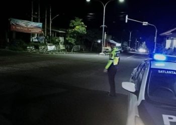 Personil Patwal Satlantas Polres Bangka Barat melaksanakan patroli pada malam hari (blue light patrol) dalam rangka terciptanya Kelancaran Lalulintas