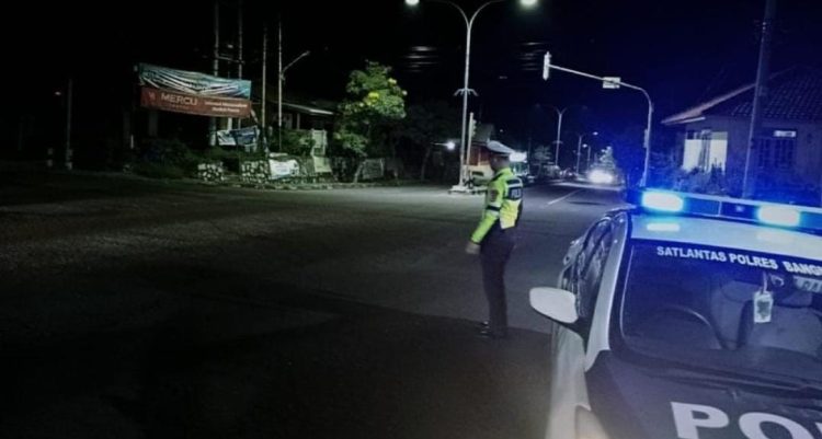 Personil Patwal Satlantas Polres Bangka Barat melaksanakan patroli pada malam hari (blue light patrol) dalam rangka terciptanya Kelancaran Lalulintas
