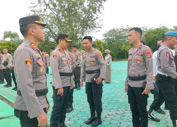 Kapolres Bangka Barat AKBP Catur Prasetiyo S.I.K, memimpin Pelaksanaan Apel Pagi jam Pimpinan di lapangan apel Polres Bangka Barat