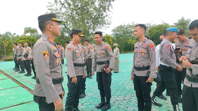 Kapolres Bangka Barat AKBP Catur Prasetiyo S.I.K, memimpin Pelaksanaan Apel Pagi jam Pimpinan di lapangan apel Polres Bangka Barat