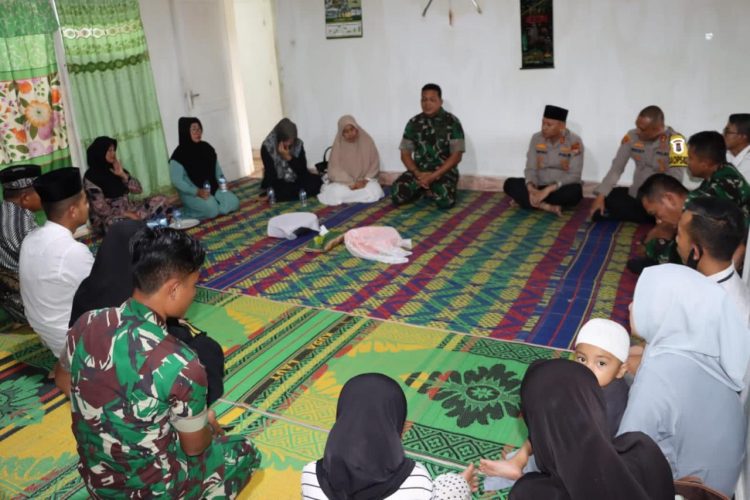 Kapolres Dairi AKBP Wahyudi Rahman, SH, S.I.K, MM beserta rombongan melaksanakan kegiatan Melayat Kerumah Duka Almarhum Kasdim 0206 LETKOL Inf. (HAR) SUNARTO Sekaligus Mengucapkan Turut Berduka Cita dan menyampaikan kata kata penghiburan serta Memberikan Tali Asih