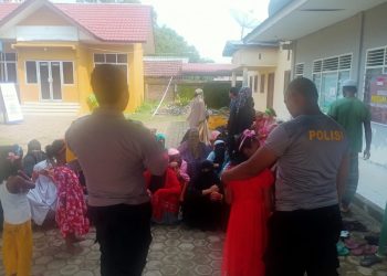 Personel Polsek Muara Batu melaksanakan absensi pengecekan terhadap pengungsi Rohingya di Aula Kecamatan Muara Batu