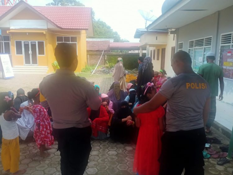 Personel Polsek Muara Batu melaksanakan absensi pengecekan terhadap pengungsi Rohingya di Aula Kecamatan Muara Batu