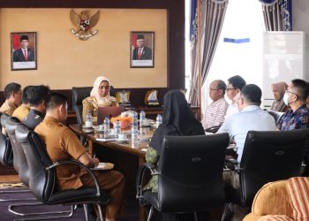Pj Bupati Nagan Raya Fitriany Farhas AP. S.Sos.,M.Si melakukan rapat dengan Pimpinan Pembangkit Listrik Tenaga Uap (PLTU) Suak Puntong