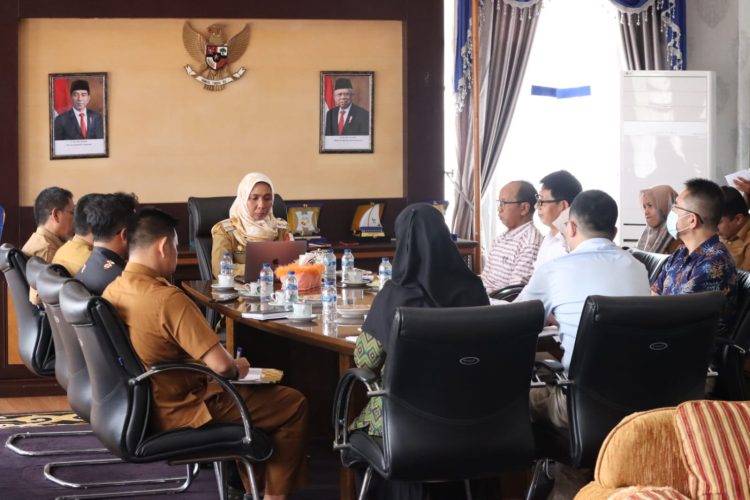 Pj Bupati Nagan Raya Fitriany Farhas AP. S.Sos.,M.Si melakukan rapat dengan Pimpinan Pembangkit Listrik Tenaga Uap (PLTU) Suak Puntong