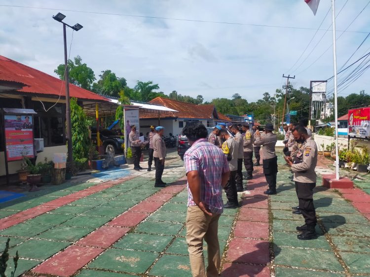 Pasukan DOBRAK Polsek Lobalain mendadak disidak Propam Polres Rote Ndao dipimpin langsung Wakapolres Rote Ndao Kompol. I Nyoman Surya Wiryawan, SH bersama Kasie Propam Polres Rote Ndao, Ipda. Daniel Bessie, S.H.