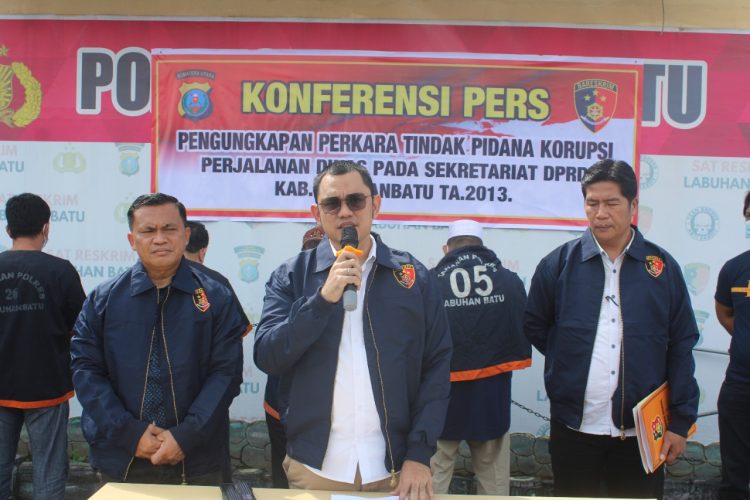 Kasat Reskrim Polres Labuhanbatu, AKP Rusdi Marzuki SIK MH, pimpin Konferensi Pers di Polres Labuhanbatu
