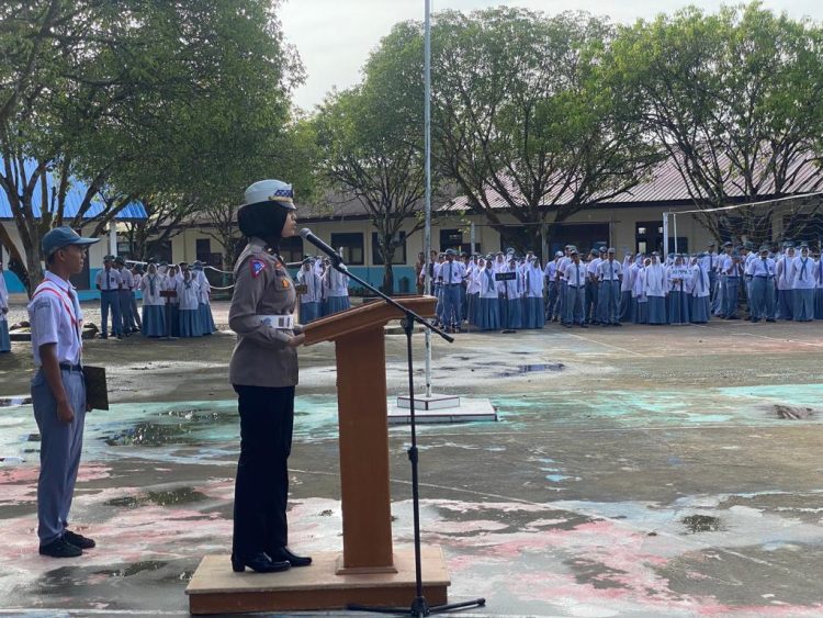KBO Lantas IPDA Rina,S,Tr.K saat memimpin upacara bendera di SMA 1 Seunagan Nagan Raya