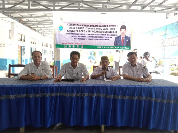 Anggota DPRD Kabupaten Ogan Komering Ilir H. Mulkan Yahuza Fraksi Gerindra bersilaturahmi dengan warga Pampangan dalam reses tahap I anggaran tahun 2022 - 2023 di Kecamatan Pampangan