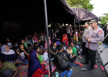 Kapolri Jenderal Listyo Sigit Prabowo meninjau beberapa tenda pengungsian masyarakat yang menjadi korban bencana alam gempa bumi di Cianjur