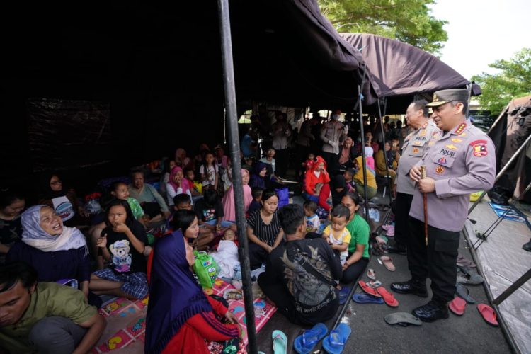 Kapolri Jenderal Listyo Sigit Prabowo meninjau beberapa tenda pengungsian masyarakat yang menjadi korban bencana alam gempa bumi di Cianjur