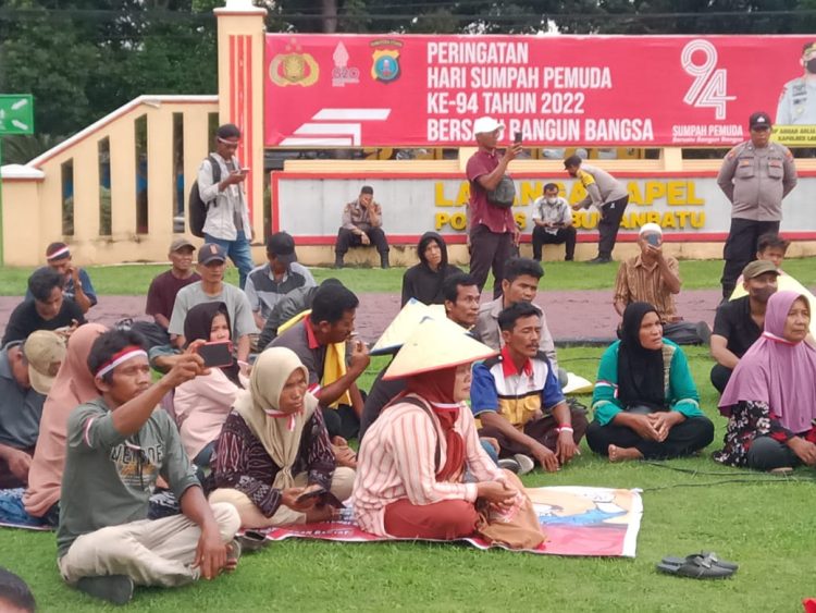 Masyarakat Petani sukarame, kecamatan kualuh hulu, Kabupaten Labuhanbatu Utara berunjuk rasa di depan Mapolres Labuhanbatu