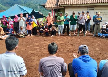 Bhabinkamtibmas Polsek Pulau Panggung Bripka Dendi bersama Kepala Pekon dan puluhan masyarakat melakukan gotong royong pembersihan material guna pembangunan rumah seorang warga