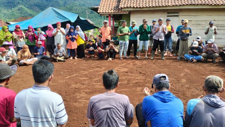 Bhabinkamtibmas Polsek Pulau Panggung Bripka Dendi bersama Kepala Pekon dan puluhan masyarakat melakukan gotong royong pembersihan material guna pembangunan rumah seorang warga