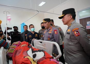 Kapolri Jenderal Listyo Sigit Prabowo mengunjungi korban gempa di RS Bhayangkara Cianjur