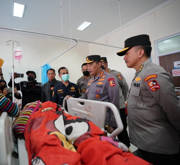 Kapolri Jenderal Listyo Sigit Prabowo mengunjungi korban gempa di RS Bhayangkara Cianjur