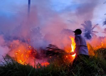 Personel Polsek Muara Dua padamkan api yang membakar lahan kosong di Desa Uteunkot, Kecamatan Muara Dua