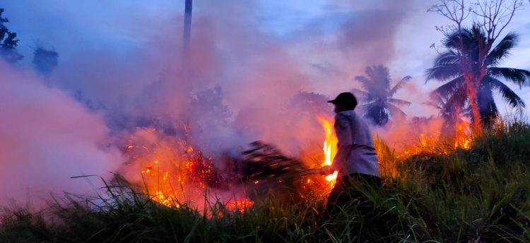 Personel Polsek Muara Dua padamkan api yang membakar lahan kosong di Desa Uteunkot, Kecamatan Muara Dua