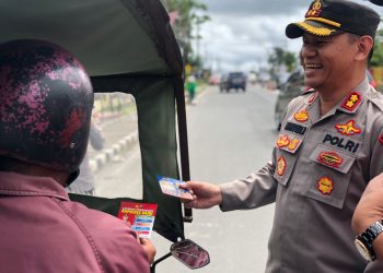 Kapolres Dairi AKBP WAHYUDI RAHMAN, SH, S.I.K, MM melakukan kegiatan pembagian stiker tentang program Lapor Pak Kapolres dan Layanan pengaduan serta stiker polisi adalah sahabat kita dan polisi keluarga kita (kade kadenta)