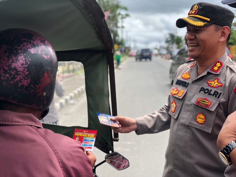 Kapolres Dairi AKBP WAHYUDI RAHMAN, SH, S.I.K, MM melakukan kegiatan pembagian stiker tentang program Lapor Pak Kapolres dan Layanan pengaduan serta stiker polisi adalah sahabat kita dan polisi keluarga kita (kade kadenta)