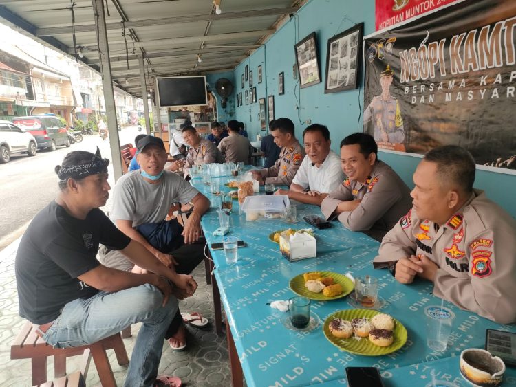 Polres Bangka Barat saat melaksanakan kegiatan kopi Kamtibmas bersama masyarakat di wilayah Bangka Barat