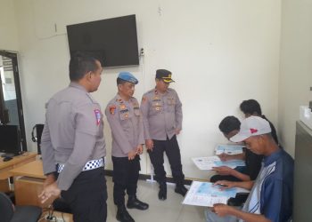 Wakapolres Bangka Barat Kompol Andri Eko Setiawan, SIK  didampingi Kasat Binmas, Kasat Narkoba dan Kasie Propam melakukan pengecekan pelayanan polisi kepada masyarakat di ruang pelayanan publik