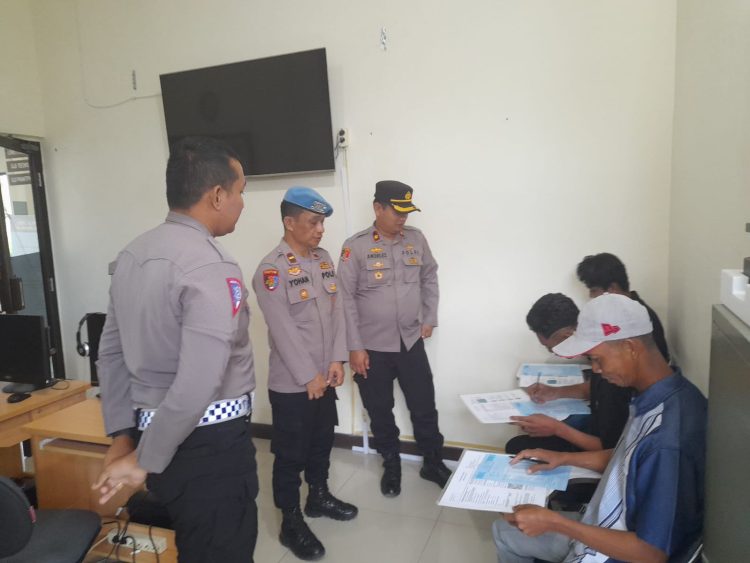 Wakapolres Bangka Barat Kompol Andri Eko Setiawan, SIK  didampingi Kasat Binmas, Kasat Narkoba dan Kasie Propam melakukan pengecekan pelayanan polisi kepada masyarakat di ruang pelayanan publik