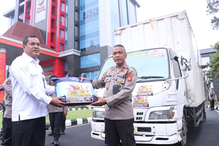 Polda Sumsel menyalurkan bantuan kepada korban gempa bumi di Kabupaten Cianjur, Jawa Barat