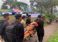Tim Brimob Polri akhirnya berhasil menembus lokasi terisolir akibat gempa Cianjur dan mengevakuasi warga menggunakan tandu